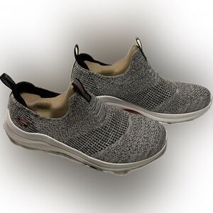 BNWT Sketchers women grey sz 7. Reg price $39.99 plus tax (13%)